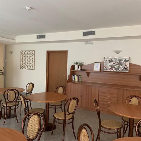 Hotel Tiffany Римини Экстерьер фото