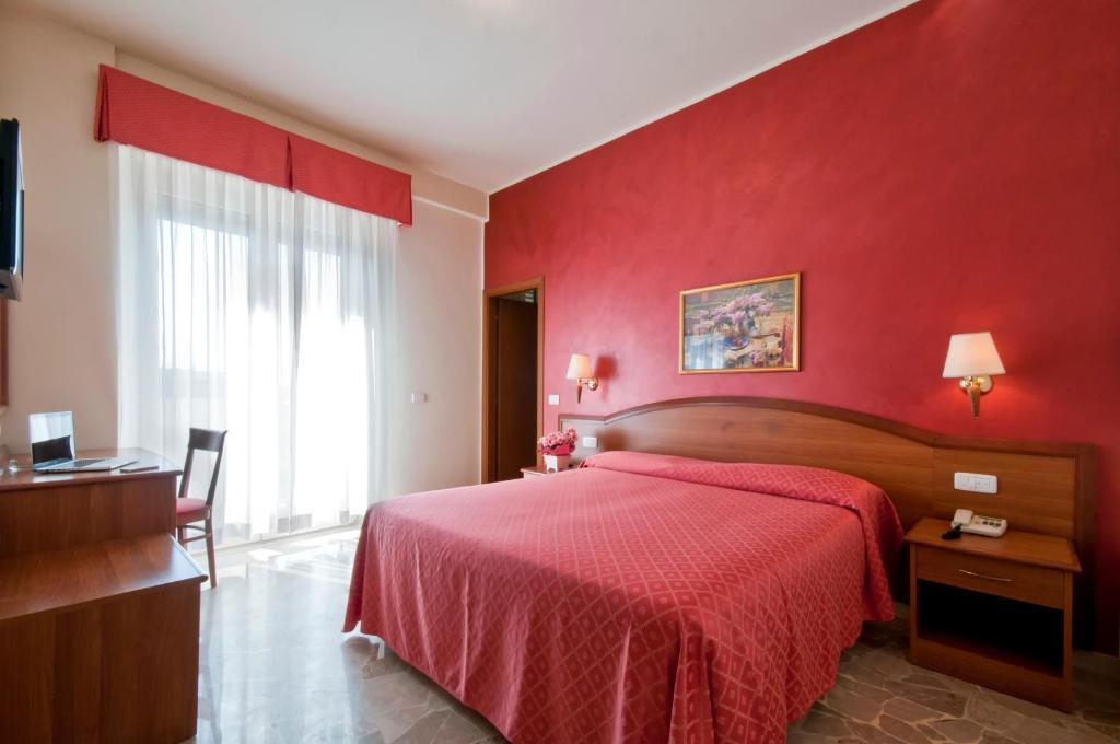 Hotel Tiffany Римини Номер фото