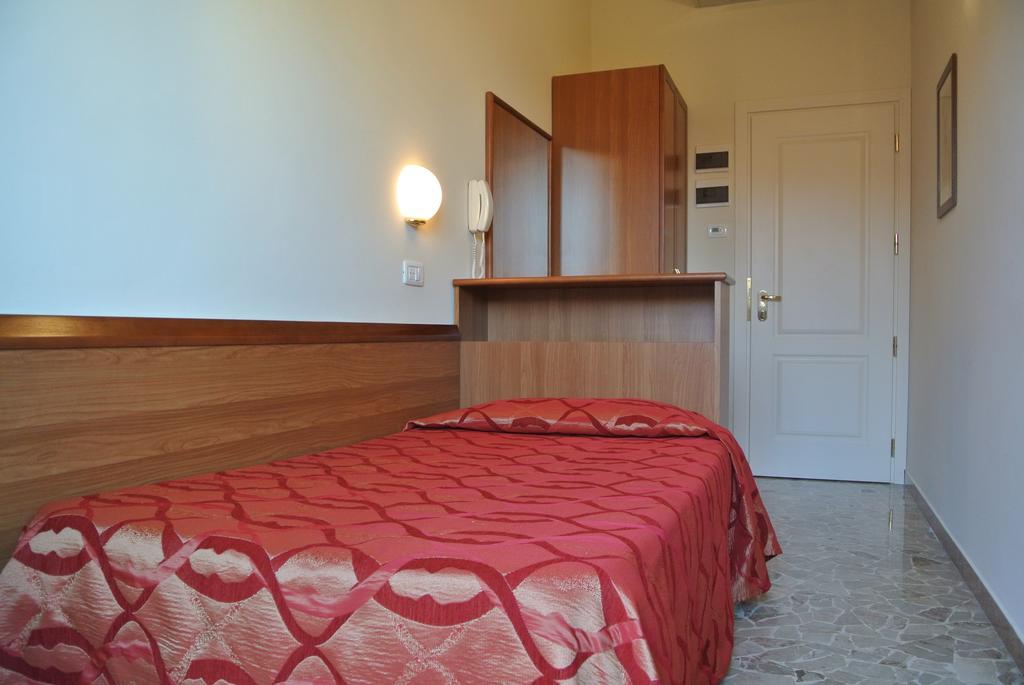 Hotel Tiffany Римини Номер фото