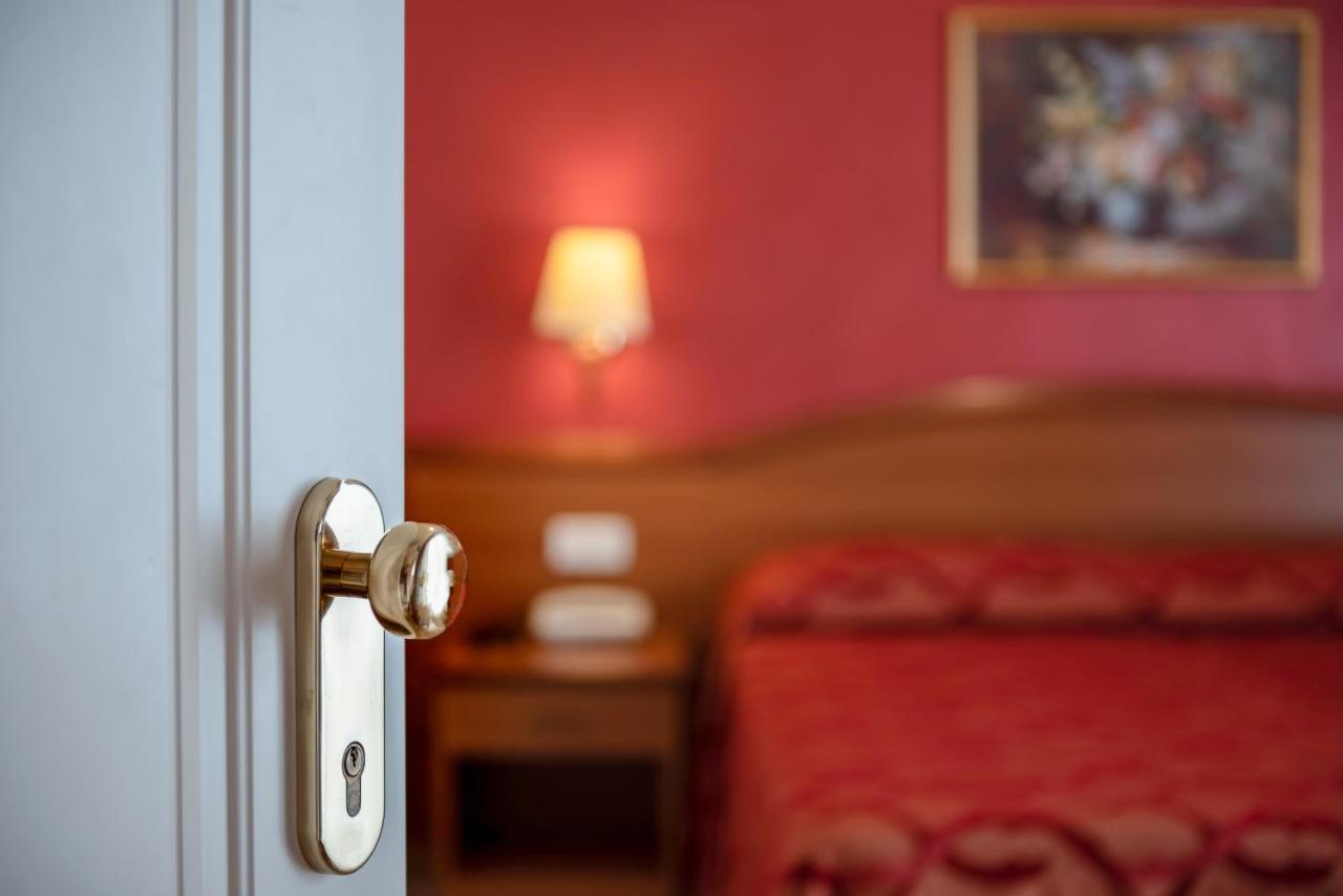 Hotel Tiffany Римини Экстерьер фото