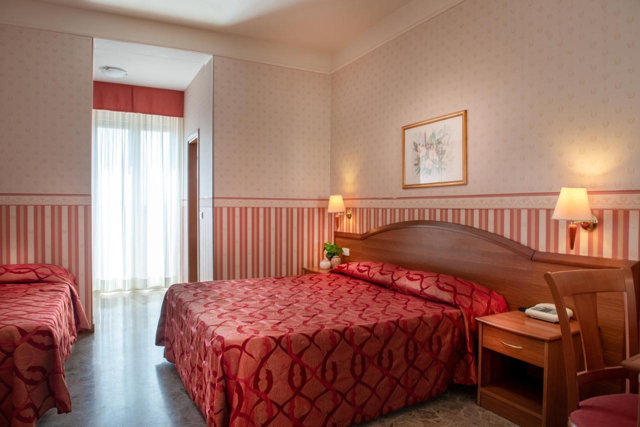 Hotel Tiffany Римини Экстерьер фото