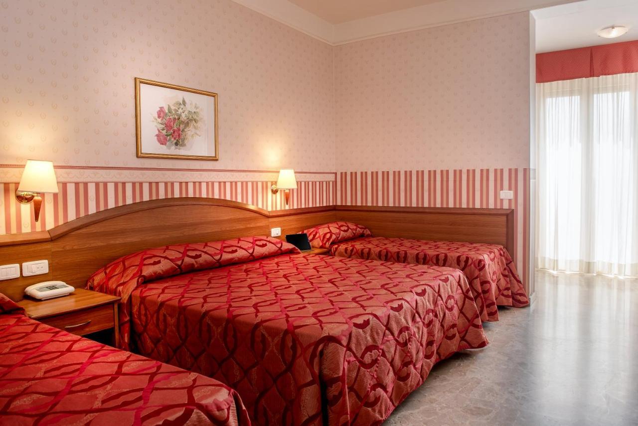 Hotel Tiffany Римини Экстерьер фото