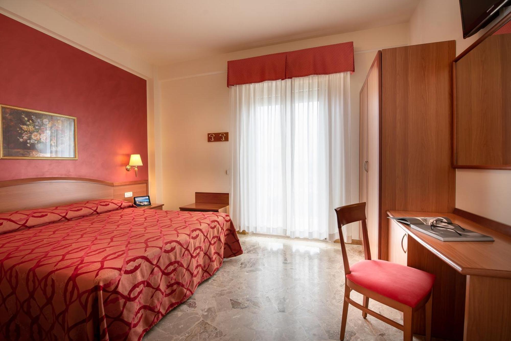 Hotel Tiffany Римини Экстерьер фото