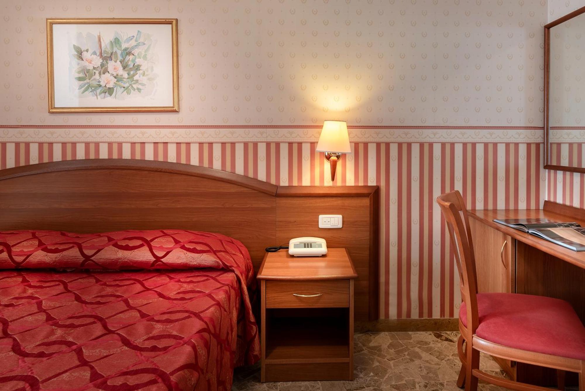 Hotel Tiffany Римини Экстерьер фото