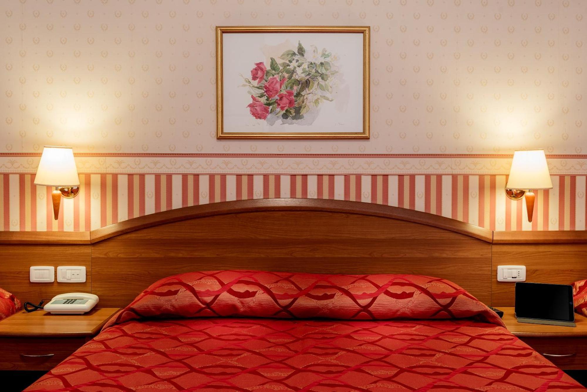 Hotel Tiffany Римини Экстерьер фото