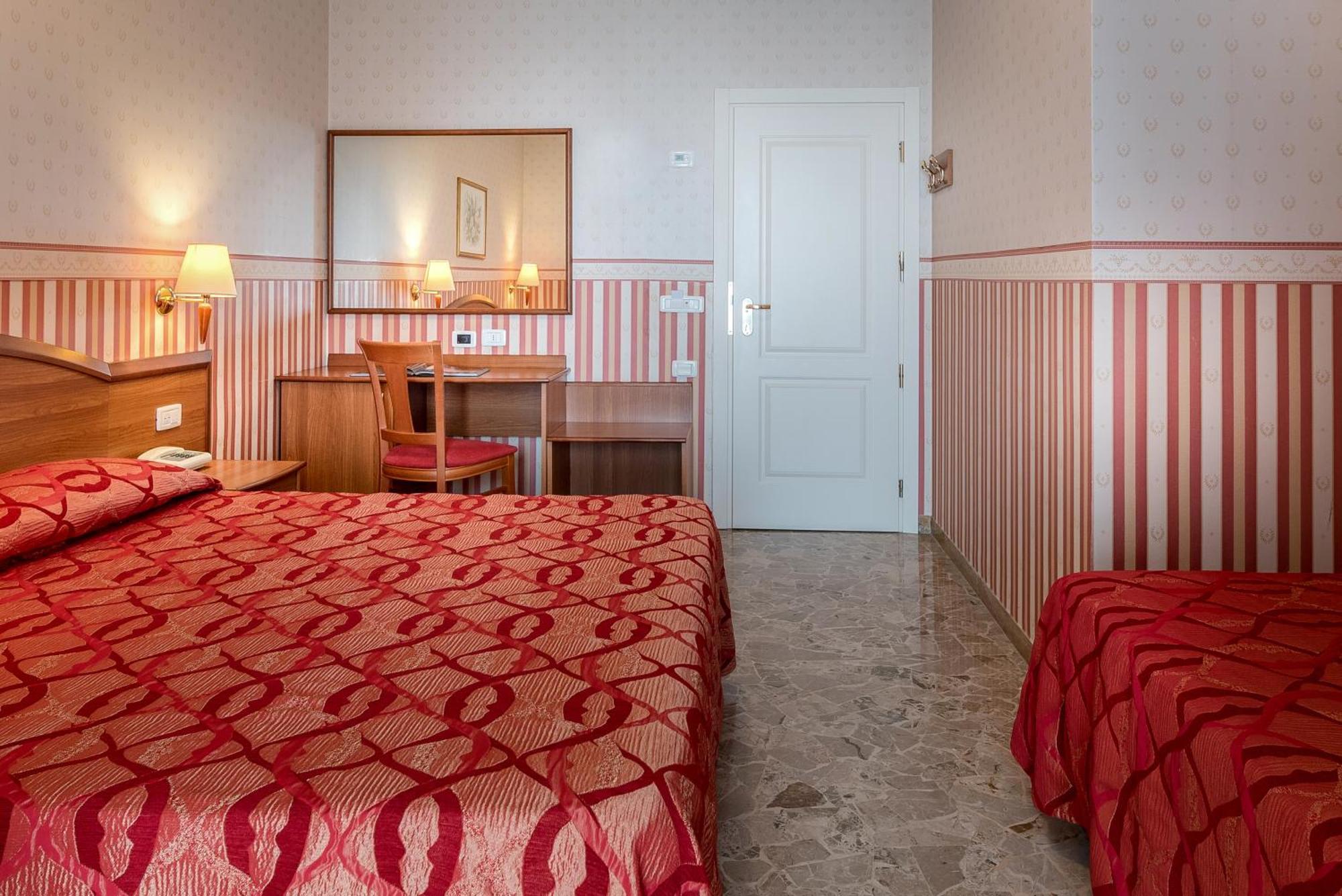 Hotel Tiffany Римини Экстерьер фото