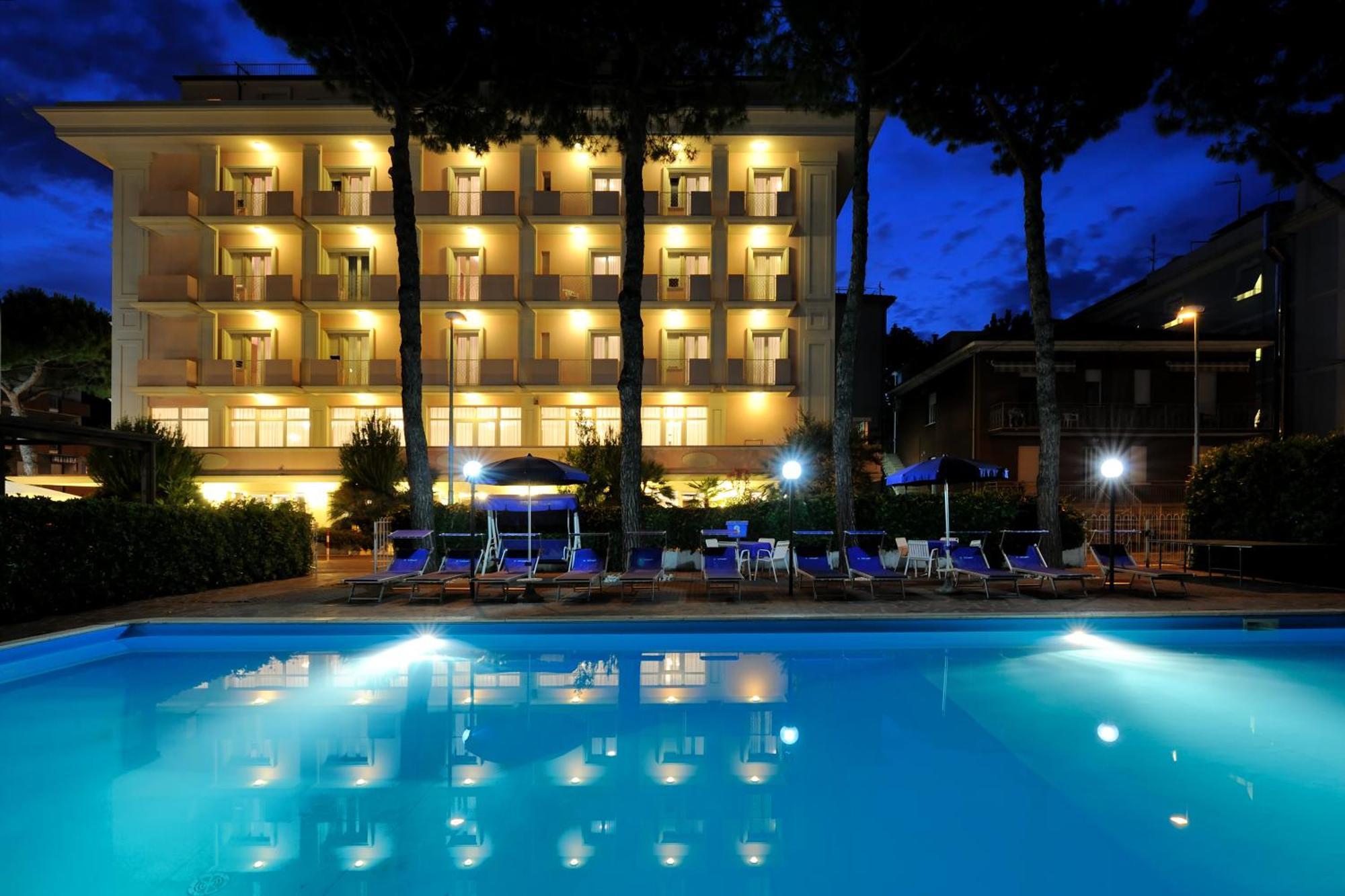 Hotel Tiffany Римини Экстерьер фото