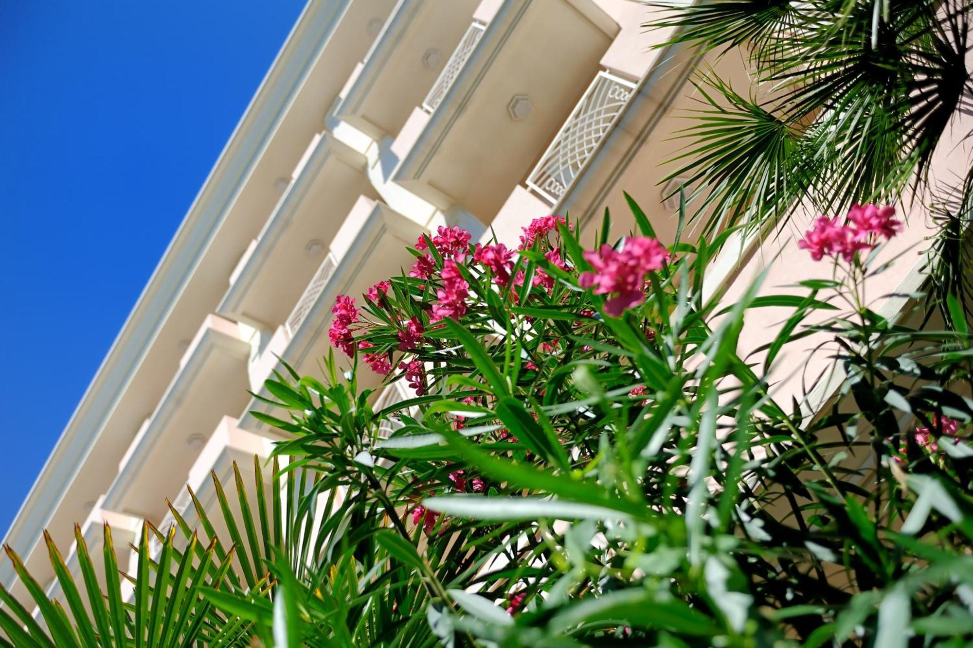 Hotel Tiffany Римини Экстерьер фото
