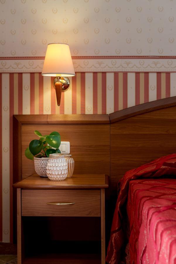 Hotel Tiffany Римини Экстерьер фото