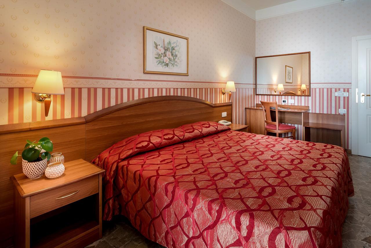 Hotel Tiffany Римини Экстерьер фото