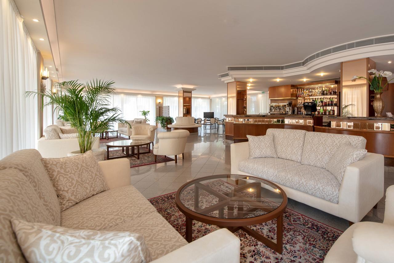 Hotel Tiffany Римини Экстерьер фото