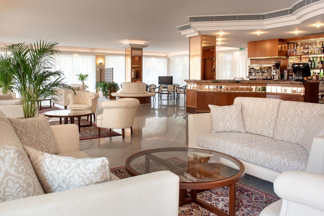 Hotel Tiffany Римини Экстерьер фото