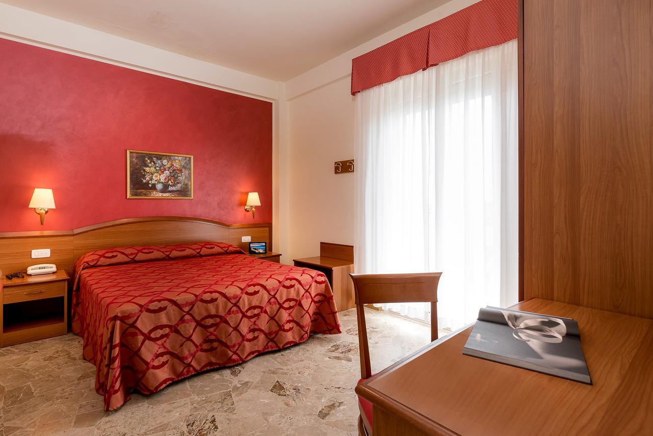 Hotel Tiffany Римини Экстерьер фото